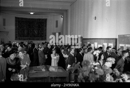 Warszawa, 1947-09-01. Otwarcie wystawy wspó³czesnej grafiki czechos³owackiej w Muzeum Narodowym. NZ. goœcie ogl¹daj¹ ekspozycjê. po/ms PAP Warschau, 1. September 1947. Im Nationalmuseum wird eine Ausstellung moderner tschechischer Grafik eröffnet. Im Bild: Menschenmassen auf der Ausstellung. po/ms PAP Stockfoto