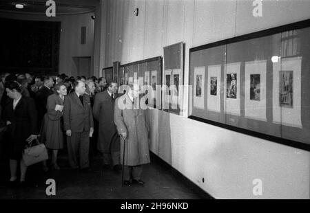 Warszawa, 1947-09-01. Otwarcie wystawy wspó³czesnej grafiki czechos³owackiej w Muzeum Narodowym. NZ. goœcie ogl¹daj¹ ekspozycjê. po/ms PAP Warschau, 1. September 1947. Im Nationalmuseum wird eine Ausstellung moderner tschechischer Grafik eröffnet. Im Bild: Menschenmassen auf der Ausstellung. po/ms PAP Stockfoto