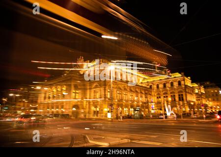 WIEN, ÖSTERREICH - 11. Okt 2021: Das berühmte Opernhaus von Österreich, Wien bei Nacht Stockfoto
