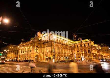 WIEN, ÖSTERREICH - 11. Okt 2021: Das berühmte Opernhaus von Österreich,Wien bei Nacht Stockfoto