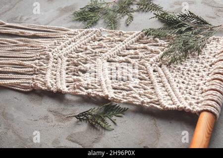 Nahaufnahme handgemachtes Makrammuster. Natürliches Dekorationskonzept im Innenraum. Einrichtung mit Baumwollkordel und Macrame Stockfoto