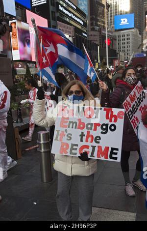 Kubaner in New York City demonstrieren, um auf Repression und Probleme in Kuba aufmerksam zu machen. Ihr Motto lautet: "Es ist nicht das Embargo, es ist das Regime." Stockfoto