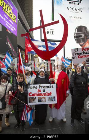 Kubaner in New York City demonstrieren, um auf Repression und Probleme in Kuba aufmerksam zu machen. Ihr Motto lautet: "Es ist nicht das Embargo, es ist das Regime." Stockfoto