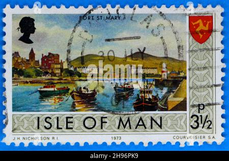 Foto einer Isle of man 31/2p Briefmarke aus dem Jahr 1973 mit einer Illustration von Port St. Mary mit Fischerbooten vor Anker Stockfoto