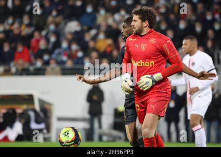 Torhüter Lens Jean-Louis Leca 16 während des Fußballspiels der französischen Ligue 1 zwischen RC Lens und Paris Saint-Germain am 4. Dezember 2021 im Bollaert-Delelis-Stadion in Lens, Frankreich - Foto Laurent Sanson / LS Medianord / DPPI Stockfoto