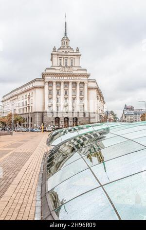 Das Bürohaus der Nationalversammlung, das ehemalige Hauptquartier der bulgarischen Kommunistischen Partei, zeigt kommunistische Architektur. Das Hotel befindet sich in Sofia, Bulgarien. Stockfoto