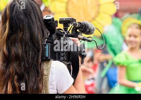 Videofilmer bei der Calgary Carifest Parade Alberta Canada Stockfoto