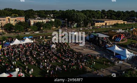 Luftaufnahme der Menschenmassen, die am Sommerkonzert des Musikfestivals La Fete de Marquette teilnehmen, McPike Park, Wil-Mar, Madison, Wisconsin, USA Stockfoto