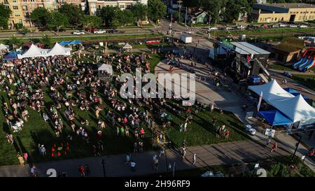 Luftaufnahme der Menschenmassen, die am Sommerkonzert des Musikfestivals La Fete de Marquette teilnehmen, McPike Park, Wil-Mar, Madison, Wisconsin, USA Stockfoto