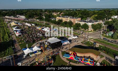 Luftaufnahme der Menschenmassen, die am Sommerkonzert des Musikfestivals La Fete de Marquette teilnehmen, McPike Park, Wil-Mar, Madison, Wisconsin, USA Stockfoto