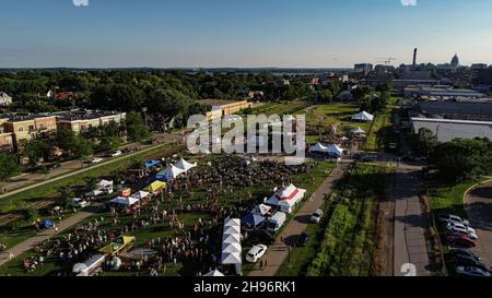Luftaufnahme der Menschenmassen, die am Sommerkonzert des Musikfestivals La Fete de Marquette teilnehmen, McPike Park, Wil-Mar, Madison, Wisconsin, USA Stockfoto