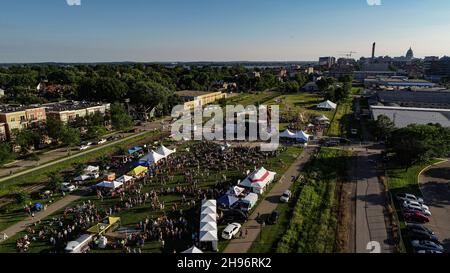 Luftaufnahme der Menschenmassen, die am Sommerkonzert des Musikfestivals La Fete de Marquette teilnehmen, McPike Park, Wil-Mar, Madison, Wisconsin, USA Stockfoto