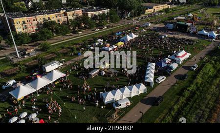 Luftaufnahme der Menschenmassen, die am Sommerkonzert des Musikfestivals La Fete de Marquette teilnehmen, McPike Park, Wil-Mar, Madison, Wisconsin, USA Stockfoto