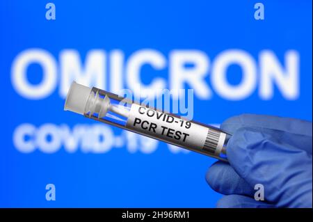 Omicron COVID-19 Variant- und Coronavirus-PCR-Testkit, Schwerpunkt auf Reagenzglas. Konzept der Gesundheit, Corona-Virus-Diagnose, COVID19 Tests, globale Herausforderung Stockfoto