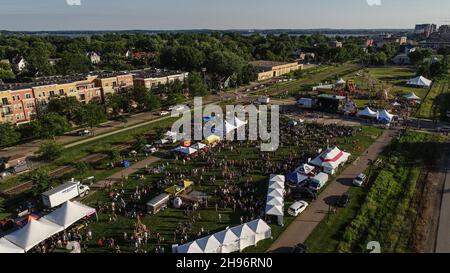 Luftaufnahme der Menschenmassen, die am Sommerkonzert des Musikfestivals La Fete de Marquette teilnehmen, McPike Park, Wil-Mar, Madison, Wisconsin, USA Stockfoto