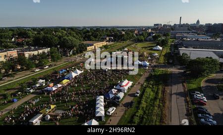 Luftaufnahme der Menschenmassen, die am Sommerkonzert des Musikfestivals La Fete de Marquette teilnehmen, McPike Park, Wil-Mar, Madison, Wisconsin, USA Stockfoto