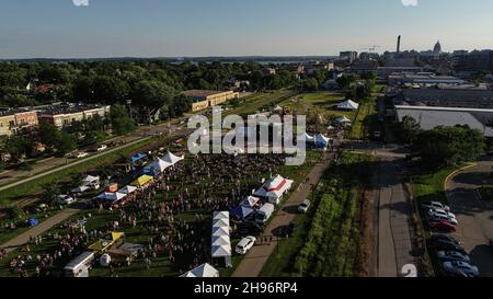 Luftaufnahme der Menschenmassen, die am Sommerkonzert des Musikfestivals La Fete de Marquette teilnehmen, McPike Park, Wil-Mar, Madison, Wisconsin, USA Stockfoto