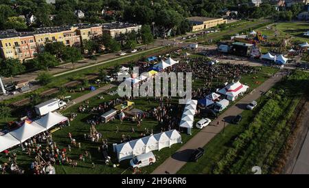 Luftaufnahme der Menschenmassen, die am Sommerkonzert des Musikfestivals La Fete de Marquette teilnehmen, McPike Park, Wil-Mar, Madison, Wisconsin, USA Stockfoto