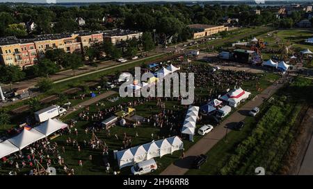 Luftaufnahme der Menschenmassen, die am Sommerkonzert des Musikfestivals La Fete de Marquette teilnehmen, McPike Park, Wil-Mar, Madison, Wisconsin, USA Stockfoto