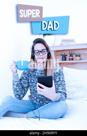 Konzeptionelle Bildunterschrift Super Dad. Word Written on Children Idol und Superhelden eine Inspiration, um auf Unternehmer prüfen und Lesen von E-Mails zu schauen Stockfoto