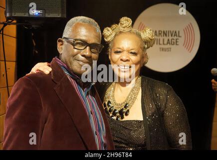 London, Großbritannien. 4th Dez 2021. Feier von Rudolph Walker CBE, OBE, und Präsentation des Buches „Black Heroes“. Rudolph Walker, Patrick in EASTENDERS und Bill Reynolds in LOVE THY NEIGHBOR, waren ein besonderer Gast beim Bürgermeister des Royal Borough of Kensington and Chelsea, Gerald Hargreaves, als die Opernsängerin Anne Fridal ein Exemplar ihres Buches „Black Heroes“ in The Tabernacle, Powis Square, Notting Hill, London, präsentierte. Kredit: Peter Hogan/Alamy Live Nachrichten Stockfoto