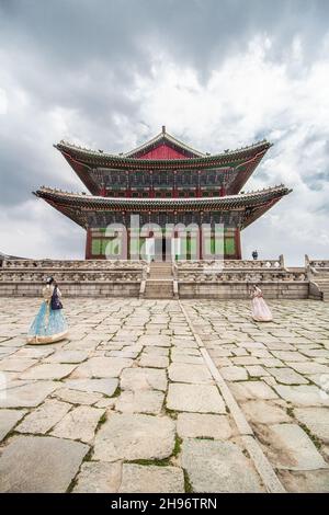 Gyeongbokgung Palast in Seoul, Südkorea der erste königliche Palast, der in der Joseon Dynastie erbaut wurde. Zwei Frauen in traditioneller koreanischer Hanbok-Kleidung Stockfoto