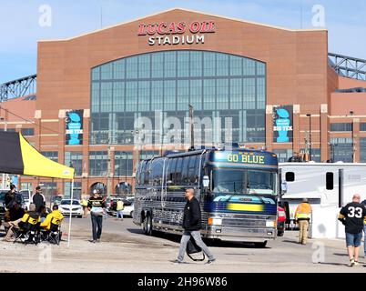 Indianapolis, Usa. 04th Dez 2021. Michigan Wolverine-Fans kommen am Samstag, den 4. Dezember 2021, zur Heckklappe für ihr Spiel gegen die Iowa Hawkeyes in der Big Ten Championship in Indianapolis, Indiana. Foto von Aaron Josefczyk/UPI Credit: UPI/Alamy Live News Stockfoto