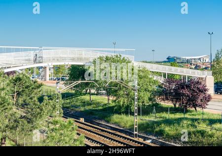 MADRID, SPANIEN - 4. MAI 2021: Wanda Metropolitano Stadion in Madrid, Spanien (Heimstadion von Atlético Madrid), vom Juan Carlos I Park aus gesehen Stockfoto