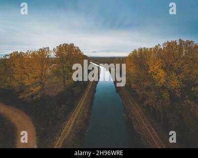 Eine wunderschöne Landschaft eines Flusses, umgeben von üppiger Vegetation Stockfoto