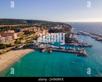 Port Adriano auf Mallorca, Spanien. Bilder von Drone Stockfoto