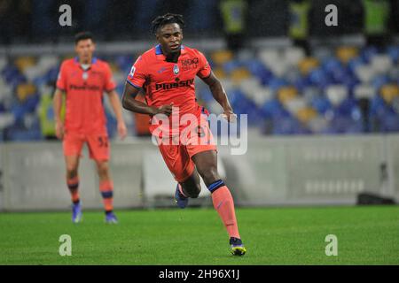 Napoli, Italien. 04th Dez 2021. Duvan Zapata Spieler von Atalanta, während des Spiels der italienischen Fußballliga serieA zwischen Napoli und Atalanta, Endergebnis Napoli 2, Atalanta 3, Spiel im diego armando maradona Stadion gespielt. Neapel, Italien, 05. Dezember 2021. (Foto von Vincenzo Izzo/Sipa USA) Quelle: SIPA USA/Alamy Live News Stockfoto