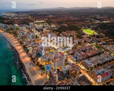 Abend in Cala Millor, Mallorca, Spanien. Fotos von der Drohne. Stockfoto