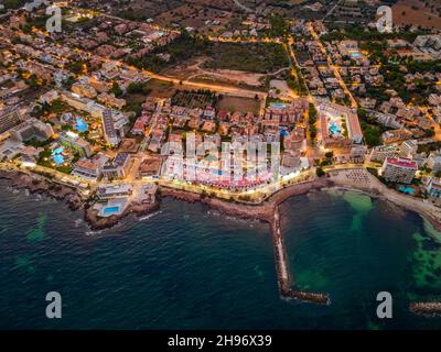 Abend in Cala Millor, Mallorca, Spanien. Fotos von der Drohne. Stockfoto