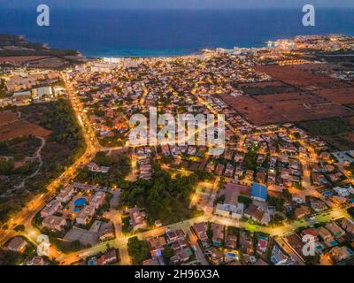 Abend in Cala Millor, Mallorca, Spanien. Fotos von der Drohne. Stockfoto