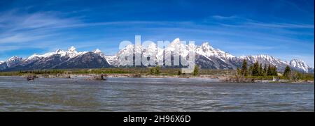 Grand Tetons vom Snake River im Grand Teton National Park, Wyoming, USA Anfang Juni, Panorama Stockfoto