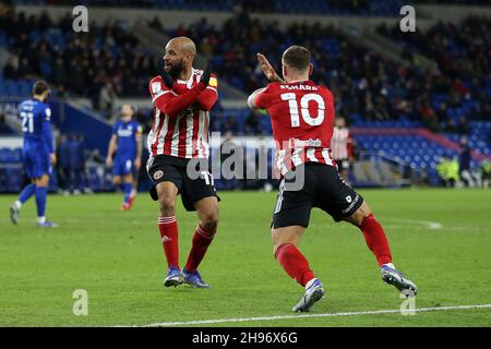 David McGoldrick von Sheffield United (l) feiert mit seinem Teamkollegen Billy Sharp von Sheffield Utd (10), nachdem er seinen Teams 3rd Tore geschossen hat. EFL Skybet Championship match, Cardiff City gegen Sheffield United im Cardiff City Stadium in Cardiff, Wales am Samstag, 4th. Dezember 2021. Dieses Bild darf nur für redaktionelle Zwecke verwendet werden. Nur zur redaktionellen Verwendung, Lizenz für kommerzielle Nutzung erforderlich. Keine Verwendung bei Wetten, Spielen oder Veröffentlichungen in einem Club/einer Liga/einem Spieler. PIC von Andrew Orchard/Andrew Orchard Sports Photography/Alamy Live News Stockfoto