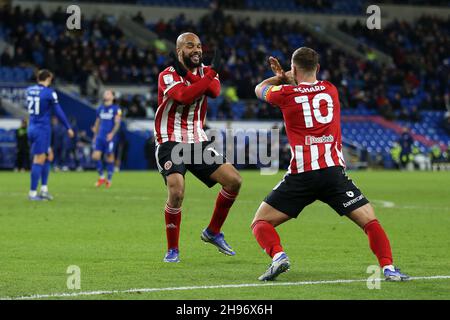 David McGoldrick von Sheffield United (l) feiert mit seinem Teamkollegen Billy Sharp von Sheffield Utd (10), nachdem er seinen Teams 3rd Tore geschossen hat. EFL Skybet Championship match, Cardiff City gegen Sheffield United im Cardiff City Stadium in Cardiff, Wales am Samstag, 4th. Dezember 2021. Dieses Bild darf nur für redaktionelle Zwecke verwendet werden. Nur zur redaktionellen Verwendung, Lizenz für kommerzielle Nutzung erforderlich. Keine Verwendung bei Wetten, Spielen oder Veröffentlichungen in einem Club/einer Liga/einem Spieler. PIC von Andrew Orchard/Andrew Orchard Sports Photography/Alamy Live News Stockfoto