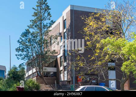 Das fast schon als Brutalist gestaltete Postamt in Lindfield, Sydney, Australien, ist eines von einer schrumpfenden Anzahl von eigenständigen Poststellen in Australien Stockfoto