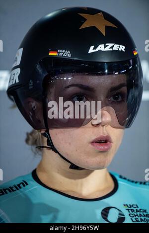 LONDON, ENGLAND - 04. DEZEMBER: Emma Hinze aus Deutschland schaut am 4. Dezember 2021 in London, England, auf das Lee Valley Velodrome. (Foto von Sebastian Frej) Kredit: Sebo47/Alamy Live News Stockfoto