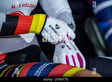 LONDON, ENGLAND - 04. DEZEMBER: Lea Friedrich aus Deutschland am 4. Dezember 2021 im Lee Valley Velodrome Velopark in London, England. (Foto von Sebastian Frej) Kredit: Sebo47/Alamy Live News Stockfoto