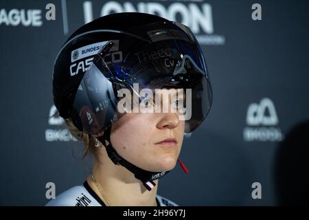 LONDON, ENGLAND - 04. DEZEMBER: Lea Friedrich aus Deutschland am 4. Dezember 2021 im Lee Valley Velodrome Velopark in London, England. (Foto von Sebastian Frej) Kredit: Sebo47/Alamy Live News Stockfoto