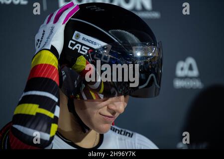 LONDON, ENGLAND - 04. DEZEMBER: Lea Friedrich aus Deutschland am 4. Dezember 2021 im Lee Valley Velodrome Velopark in London, England. (Foto von Sebastian Frej) Kredit: Sebo47/Alamy Live News Stockfoto