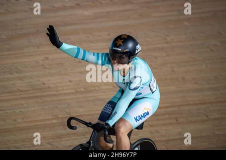 LONDON, ENGLAND - 04. DEZEMBER: Emma Hinze aus Deutschland schaut am 4. Dezember 2021 in London, England, auf das Lee Valley Velodrome. (Foto von Sebastian Frej) Kredit: Sebo47/Alamy Live News Stockfoto