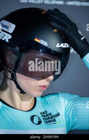 LONDON, ENGLAND - 04. DEZEMBER: Emma Hinze aus Deutschland schaut am 4. Dezember 2021 in London, England, auf das Lee Valley Velodrome. (Foto von Sebastian Frej) Kredit: Sebo47/Alamy Live News Stockfoto