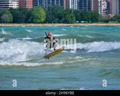 Ein Mann mittleren Alters kitesurft am Montrose Beach in Chicago. Stockfoto
