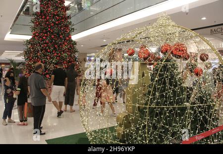 Sao Paulo, Sao Paulo, Brasilien. 4th Dez 2021. (INT) Sprites unterhalten die Käufer in der Ibirapuera Mall, wenn die Weihnachtsfeiertage näher kommen. 4. Dezember 2021, Sao Paulo, Brasilien: Bei den Weihnachtsferien werden die Shopper von einigen Damen, die als Sprites verkleidet sind, mit besonderer Unterhaltung verwöhnt. Kinder werden glücklich gesehen, als sie Fotos mit den Sprites machen, während Weihnachtsbäume überall in der Mall verschönern. Menschen werden mit Gesichtsmasken gesehen. (Bild: © Niyi Fote/TheNEWS2 via ZUMA Press Wire) Stockfoto