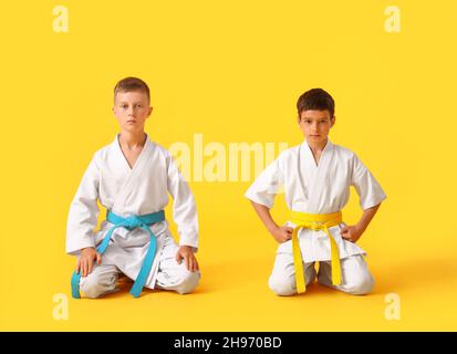 Kleine Jungen in Karategi auf farbigem Hintergrund Stockfoto