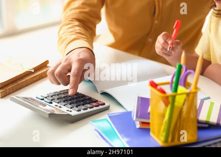 Mann, der seiner kleinen Tochter hilft, zu Hause Unterricht zu machen, aus der Nähe Stockfoto