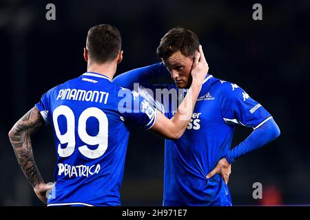 Turin, Italien. 02. Dezember 2021. Andrea Pinamonti (L) vom FC Empoli spricht mit Liam Henderson vom FC Empoli während des Fußballspiels Serie A zwischen zu Stockfoto