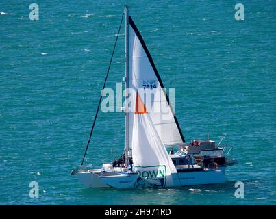 Die Yacht Triptych hat Schwierigkeiten mit ihrem Spinnaker, da die Yachten zum Start des HSBC Coastal Classic Yacht Race 2007 vom Hafen Waitemata abfahren Stockfoto